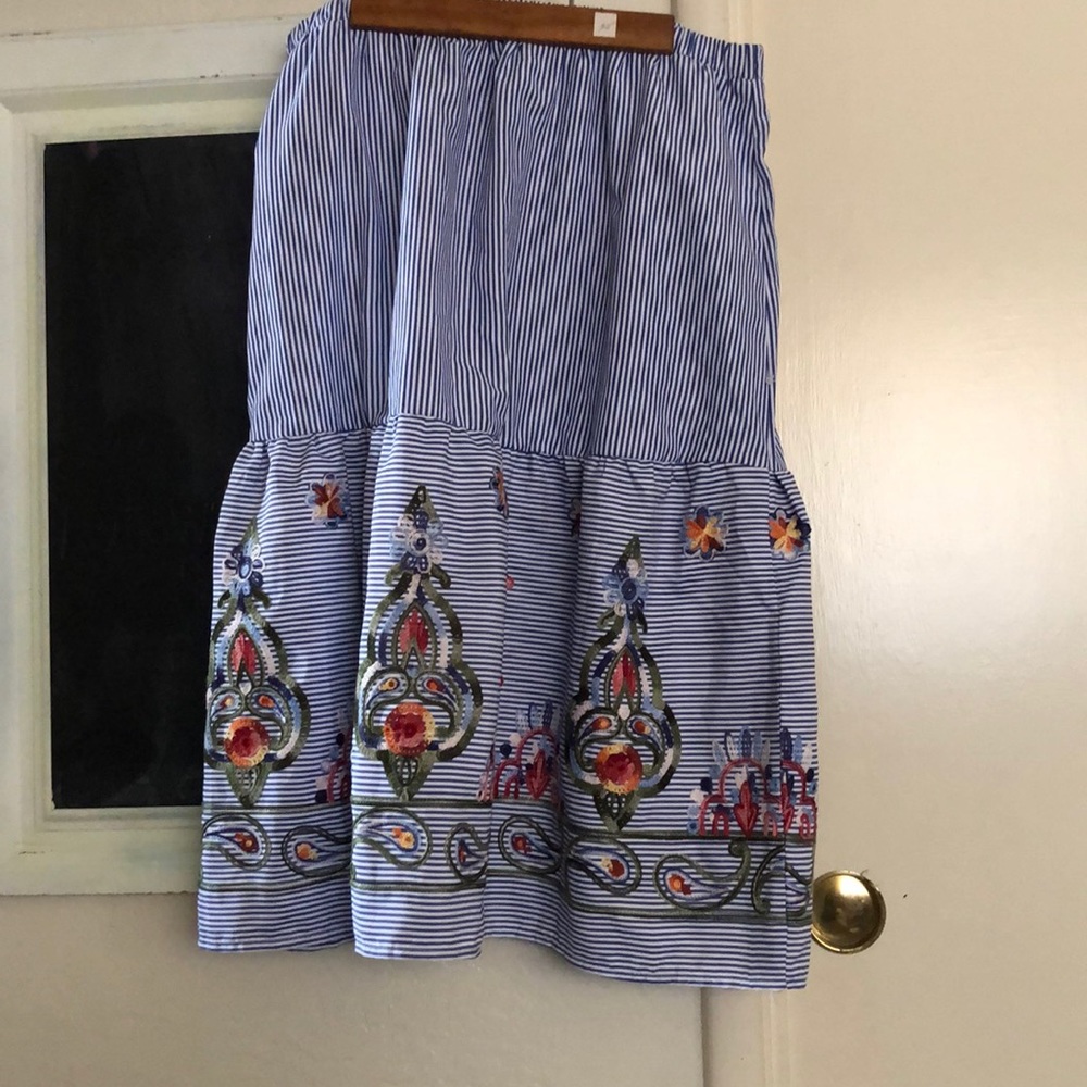 Skirt embroidered